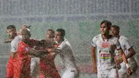 Pemain Persija Jakarta, Otávio Dutra (tengah) menjaga ketat pemain Persiraja Banda Aceh, Paulo Henrique dalam laga pekan ke-6 BRI Liga 1 2021/2022 di Stadion Pakansari, Bogor, Sabtu (10/2/2021). Laga dihentikan pada menit ke-11 akibat hujan deras. (Bola.c