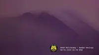 Video dari CCTV mode nightview menampilkan pendaran sinar yang diduga adalah lava pijar Gunung Merapi. (Foto: Liputan6.com/Instagram BPPTKG)