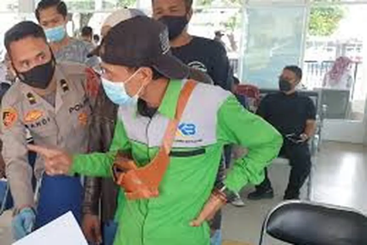 Proses tes urine sopir antisipasi penggunakan narkoba pada angkutan Nataru 2024 (Istimewa)