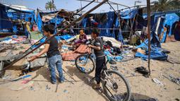 Sejak dimulainya blokade bantuan oleh Israel pada 2 Maret 2025, otoritas kesehatan Gaza melaporkan bahwa 57 anak meninggal akibat kekurangan gizi. Dan, jika situasi ini terus berlanjut, diperkirakan hampir 71.000 anak di bawah usia lima tahun akan mengalami kekurangan gizi akut dalam 11 bulan ke depan. (Eyad BABA/AFP)