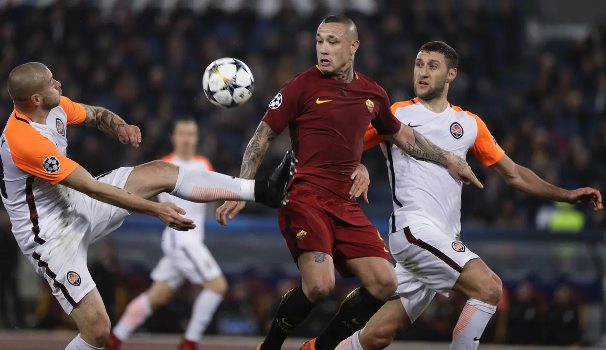 Pemain Shakhtar, Yaroslav Rakytskyy (kiri) enghalau bola dari kejaran pemain AS Roma, Radja Nainggolan pada leg kedua 16 besar Liga Champions di Rome Olympic stadium, (13/3/2018). AS Roma Menang 1-0. (AP/Gregorio Borgia)