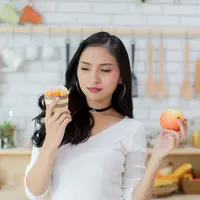 Saat lapar ekstrem, otak cenderung mencari makanan tinggi gula dan garam. Camilan kaya serat dan protein — seperti hummus, kacang-kacangan, buah, yogurt, atau telur rebus — membantu menahan lapar dan mencegah makan berlebihan. (foto/dok: freepik/jcomp)