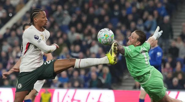 Kiper Everton, Jordan Pickford, berebut bola dengan pemain Chelsea, Joao Pedro, pada lanjutan Liga Inggris di Hill Dickinson Stadium, Minggu (22/3/2026). (AP Photo/Jon Super)