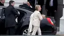 Mantan Menteri Luar Negeri AS, Hillary Clinton keluar dari mobil untuk menghadiri upacara pelantikan Donald Trump menjadi Presiden AS ke-45 di Washington, DC, AS, (20/1). (Win McNamee/Pool Photo via AP)