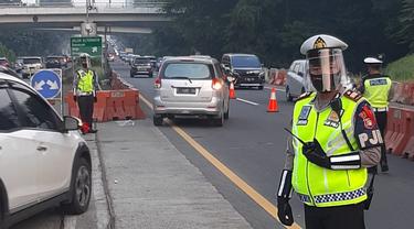Polisi memberlakukan contra flow untuk mengurai kepadatan lalu lintas di Tol Dalam Kota Jakarta