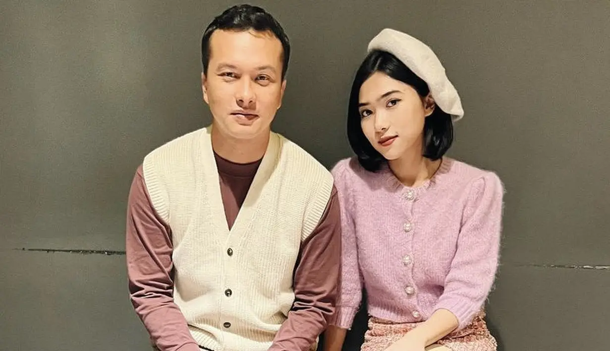 Saat syuting bersama Nicholas Saputra, Isyana semakin nampak seperti eoni Korea dengan mengenakan topi baretnya. Serasi dengan rambut pendek belah tengah hitamnya.  @isyanasarasvati