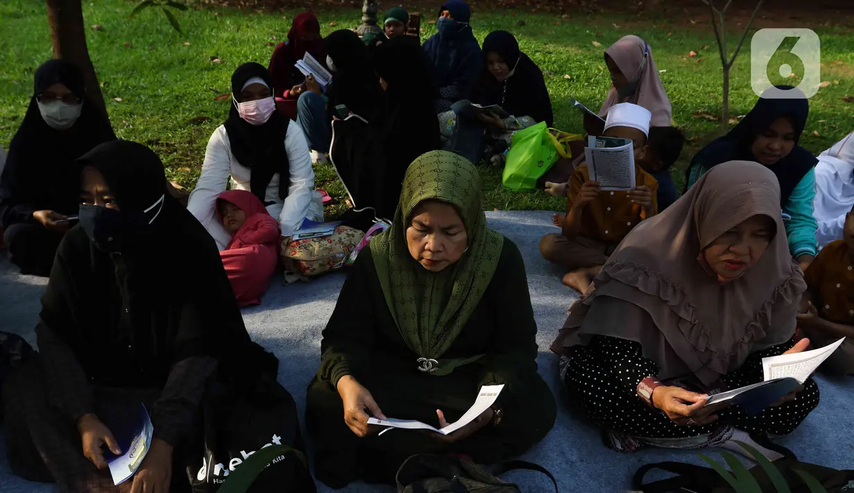 Umat Islam membaca Al-Quran sambil menunggu waktu berbuka puasa di halaman Masjid Raya Jakarta Islamic Center, Jakarta Utara, Senin (18/4/2022). Acara ngabuburit sambil khataman Al-Quran ini merupakan rangkaian acara menyambut 17 Ramadhan atau malam Nuzulul Quran. (Liputan6.com/Herman Zakharia)