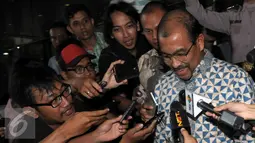 Awak media langsung menyerbu Nono Sampono saat keluar dari Gedung KPK, Jakarta, Senin (18/4). Nono diperiksa sebagai saksi untuk tersangka Sanusi terkait kasus dugaan suap pembahasan Raperda Reklamasi Teluk Jakarta. (Liputan6.com/Helmi Afandi)