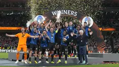 Para pemain Atalanta mengangkat trofi juara Liga Europa 2023/2024 usai membungkam Bayer Leverkusen dalam laga final di Aviva Stadium, Dublin, Kamis (23/5/2024) dini hari WIB. (AP Photo/Kirsty Wigglesworth)