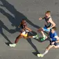 Sejumlah atlet berlari ketika ambil bagian dalam Vienna City Marathon 2018 yang digelar di Wina, Austria, Minggu (22/4). Acara lari maraton ini diikuti ribuan peserta dari berbagai negara. (AP Photo /Ronald Zak)