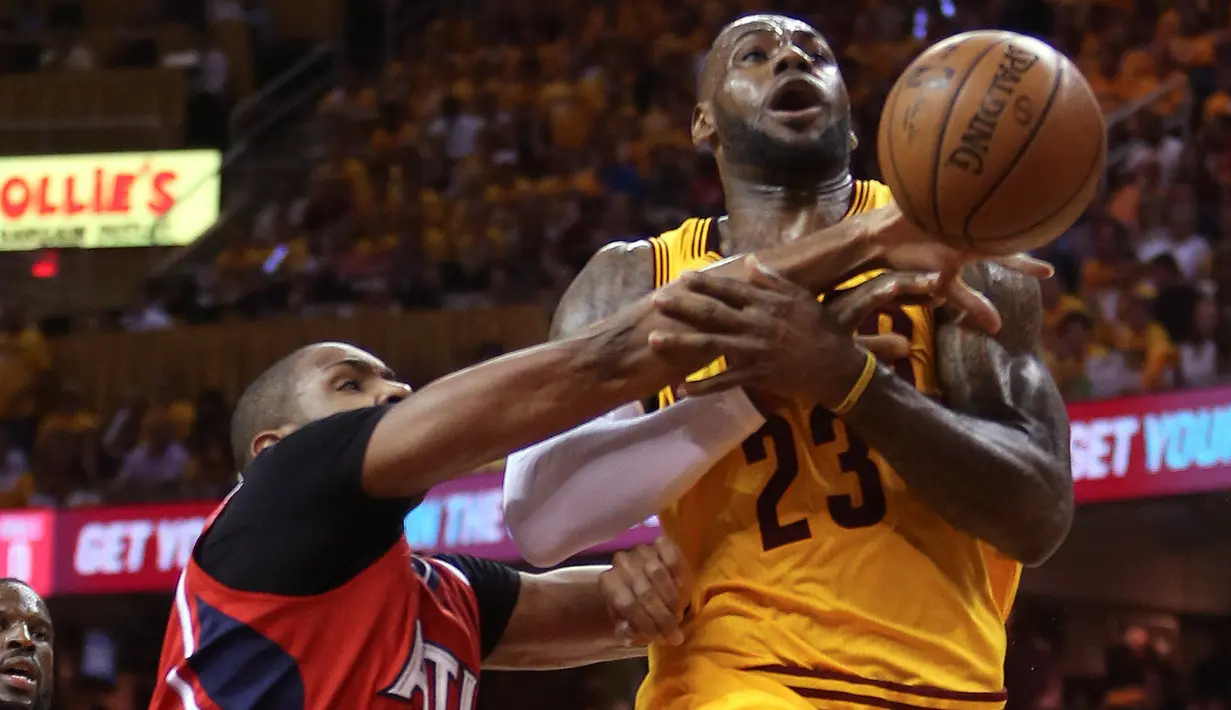 Salah satu aksi LeBron James saat melawan Atlanta Hawks di gim keempat. (AP/Ron Schwane)