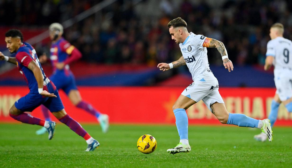 Aleix Garcia menjadi salah satu pemain yang menonjol di balik performa gemilang Girona. Gelandang bertahan itu telah mencetak tiga gol dan membuat empat assist. Penampilan apiknya membuat sang pemain dipanggil Timnas Spanyol untuk berlaga di Euro 2024. (AFP/Pau Barrena)