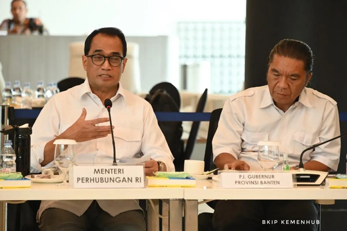 Menteri Perhubungan Budi Karya Sumadi, menggelar rapat koordinasi membahas upaya antisipasi kepadatan di Pelabuhan Penyeberangan Merak, Banten, di masa mudik lebaran tahun ini.