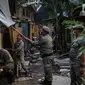 Petugas satpol PP membongkar bedengnya di bawah kolong Tol Teluk Intan, Jakarta, Rabu (14/6). Gubernur DKI Jakarta Djarot Saiful Hidayat menegaskan, kawasan tersebut dilarang digunakan sebagai tempat pemukiman. (Liputan6.com/Faizal Fanani)