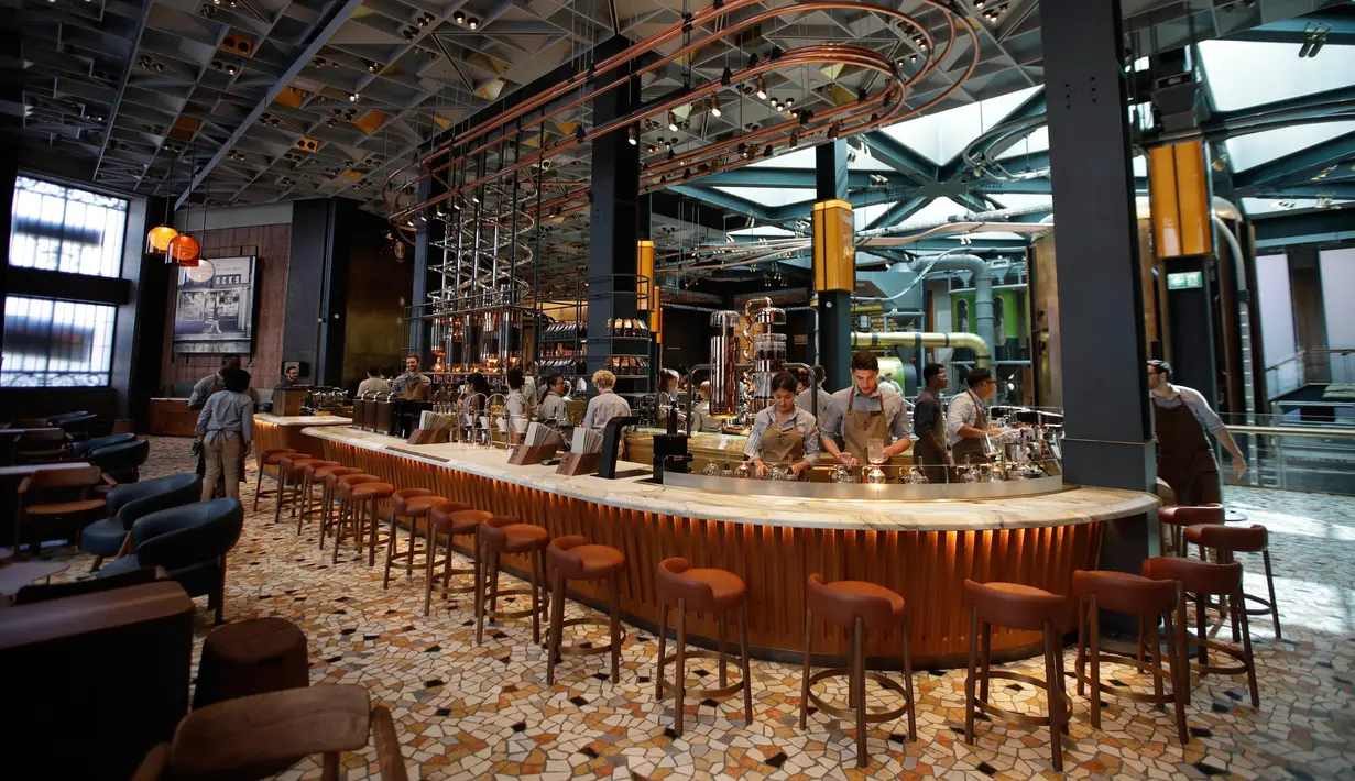 Dalam foto pada 4 September 2108, memperlihatkan tampilan dari gerai pertama Starbucks di Milan, Italia. Memiliki luas sekitar sepertiga lapangan sepakbola, Starbucks Milan berlokasi di gedung Poste, dekat katedral di Piazza Cordusio. (AP/Luca Bruno)