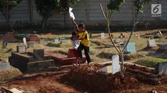 Anak-anak bermain di sekitar Taman Pemakaman Umum (TPU) Karet Bivak, Jakarta, Selasa (10/9/2019). Keterbatasan ruang terbuka hijau memaksa sebagian anak-anak di Ibu Kota bermain tidak pada tempatnya, meskipun dalam kondisi yang tidak layak. (Liputan6.com/Immanuel Antonius)