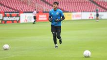 Kiper Timnas Indonesia, Muhammad Riyandi melakukan official training menjelang laga pertama Piala AFF 2022 melawan Kamboja yang berlangsung di Stadion Utama Gelora Bung Karno (SUGBK), Jakarta, Selasa (22/12/2022). (Bola.com/Bagaskara Lazuardi)