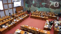 Suasana rapat Menteri Pendidikan Nadiem Makarim dan Komisi X DPR, di Senayan, Jakarta, Kamis (18/3/2021). Dalam rapat teresebut membahas persiapan pembelajaran tatap muka kembali dan penerimaan mahasiswa baru 2021. (Liputan6.com/Angga Yuniar)