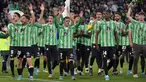 Para pemain Real Betis merayakan kemenangan usai bertanding melawan Rayo Vallecano pada semifinal Copa del Rey (Piala Raja) di Stadion Benito Villamarin, Spanyol (4/3/2022). Real Betis bermain imbang 1-1 saat menjamu Rayo Vallecano pada leg kedua semifinal Copa del Rey. (AFP/Cristina Quicler)