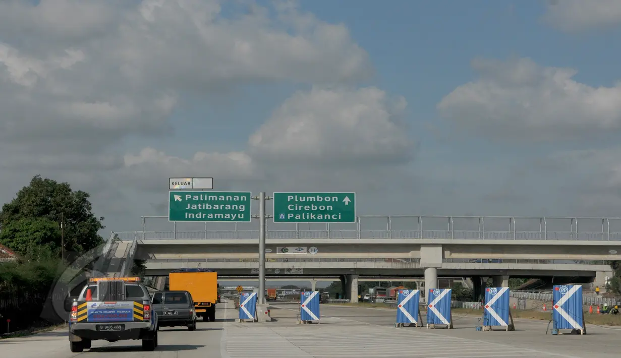 Sejumlah rambu - rambu penunjuk arah sudah dipasang dibeberapa jalur tol Cikapali (Cikampek - Palimanan), Jawa Barat, Kamis (5/6/2015). Jalan tol sepanjang 116 km ini rencananya selesai pada pertengahan bulan Juni 2015. (Liputan6.com/Andrian M Tunay)