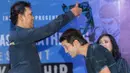 Inter Club Indonesia tak lupa memberikan kenang-kenangan untuk Cristian Chivu. Untuk cinderamata, para fans memilih menghadiahkan topi khas Banten. (Bola.com/Vitalis Yogi Trisna)