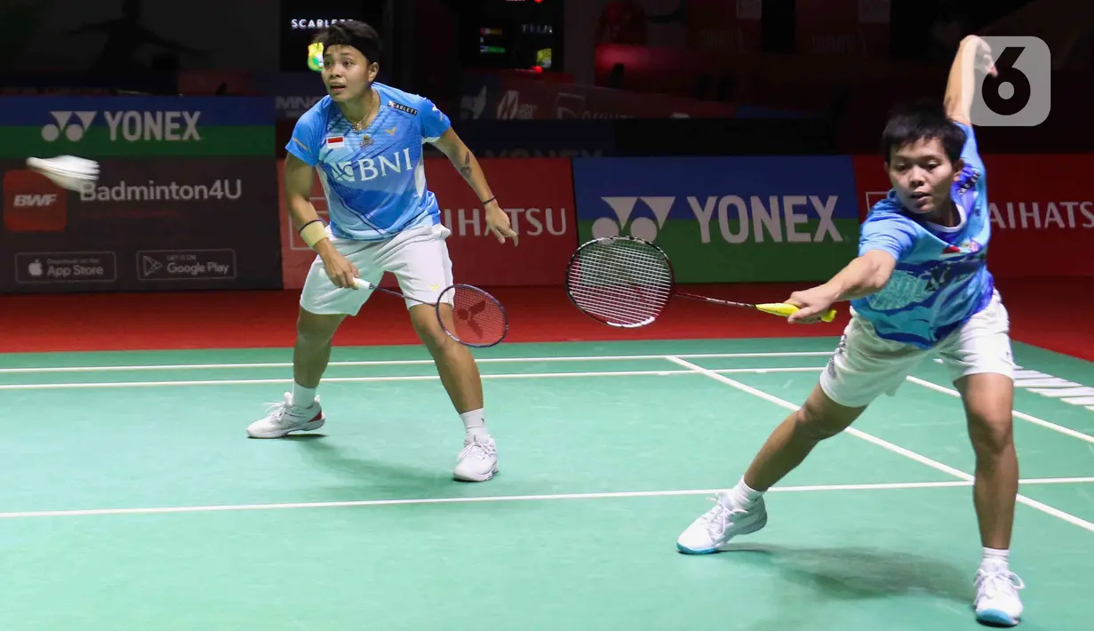 Ganda putri bulu tangkis Indonesia Apriyani Rahayu/Siti Fadia Silva Ramadhanti mengembalikan kok ke arah pebulu tangkis China Taipei Chang Ching Hui/Yang Ching Tun pada babak pertama atau 32 besar Indonesia Masters 2023 di Istora Senayan, Jakarta, Rabu (25/1/2023).  Apriyani Rahayu/Siti Fadia Silva Ramadhanti sukses mengamankan tiket ke babak 16 besar Indonesia Masters 2023. (Liputan6.com/Herman Zakharia)