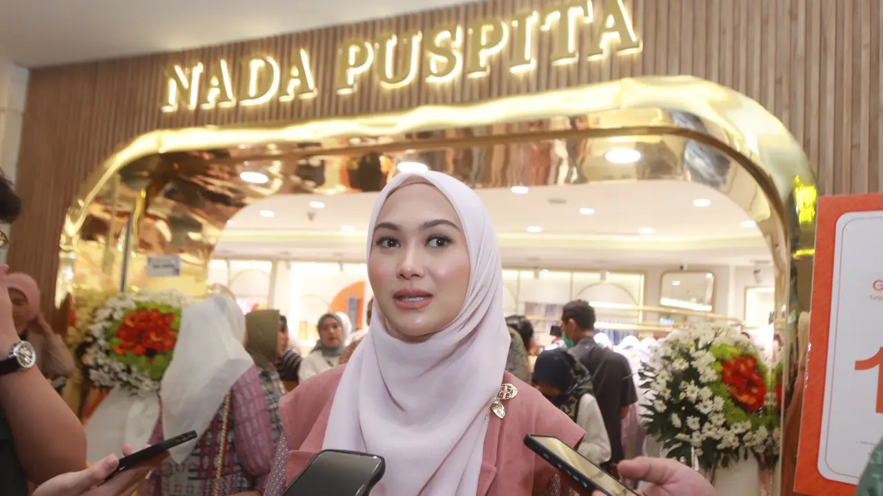 Desainer muda Surabaya Indah Nada Puspita. (Dian Kurniawan/Liputan6.com)
