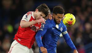 Duel Reece James dan Declan Rice dalam laga Liga Inggris antara Chelsea vs Arsenal, Minggu (30/11/2025). (AP Photo/Ian Walton)
