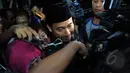 Artis dan sahabat Olga Syahputra, Deni Cagur terlihat mendatangi rumah Olga Syahputra di kawasan Duren Sawit, Jakarta Timur, Jumat (27/3/2015). Deni mengaku sangat kehilangan Olga (Liputan6.com/Faisal R Syam)