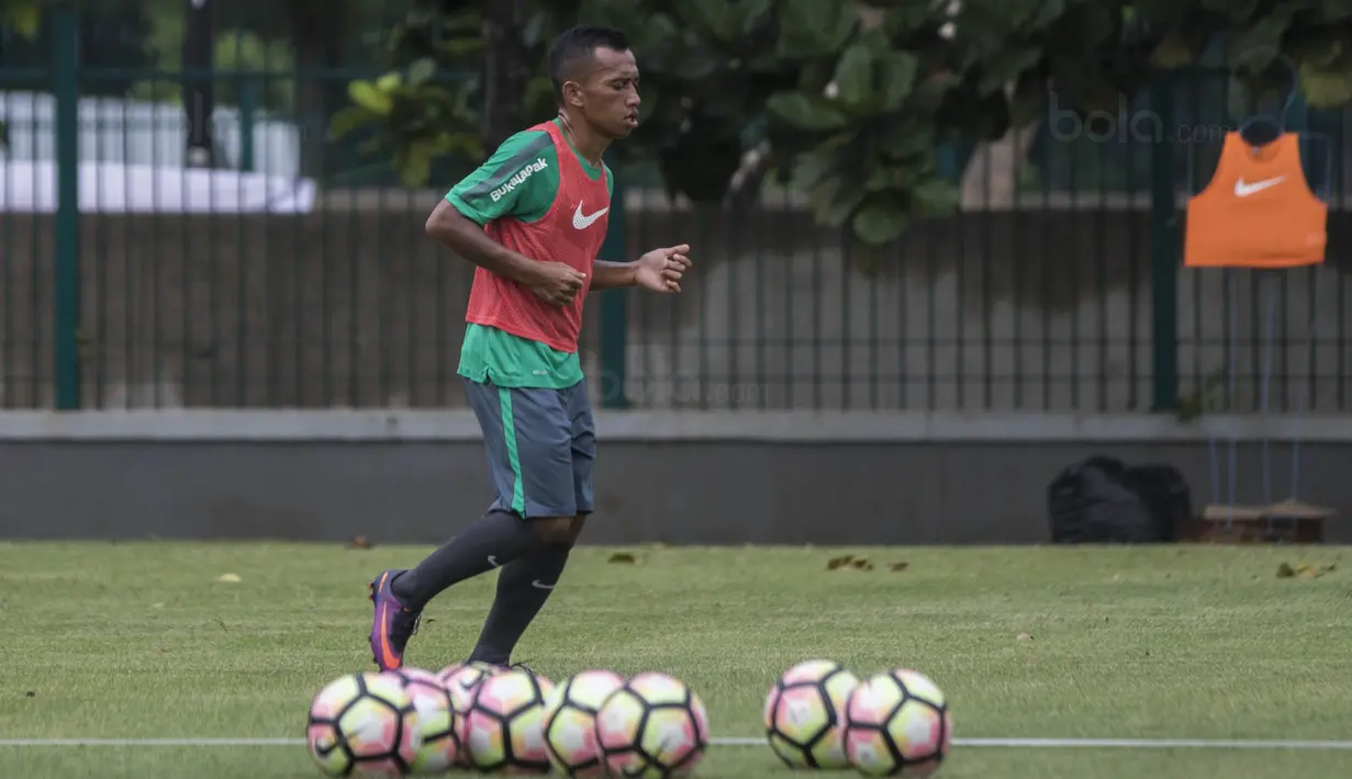 Gelandang Timnas Indonesia, Irfan Jaya, berlari santai saat latihan di Lapangan ABC Senayan, Jakarta, Selasa (16/1/2018). Pemusatan latihan ini dilakukan jelang Asian Games 2018. (Bola.com/Vitalis Yogi Trisna)