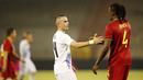 Striker Yunani, Dimitris Pelkas, bersalaman dengan pemain Belgia, Dedryck Boyata, pada laga uji coba di Stadion King Baudouin, Jumat (4/6/2021). Kedua tim bermain imbang 1-1. (AP/Francisco Seco)