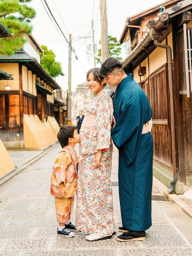 Kompak Pakai Kimono, Ini 7 Potret Liburan Chef Arnold dan Keluarga ke Jepang