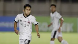 Gelandang Madura United, Andik Vermansah, saat melawan Bhayangkara FC pada laga Liga 1 2019 di Stadion Madya, Jakarta, Senin (5/8). Kedua tim bermain imbang 1-1. (Bola.com/M iqbal Ichsan)