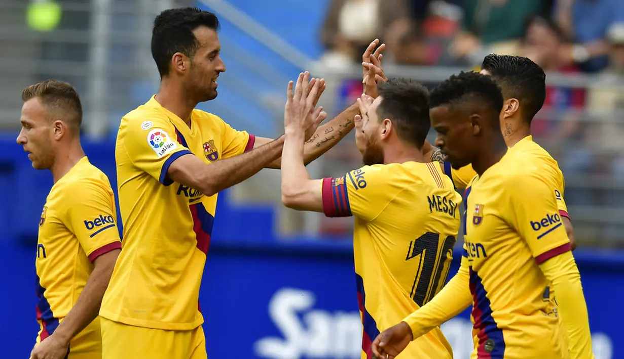 Striker Barcelona, Lionel Messi, melakukan selebrasi usai membobol gawang Eibar pada laga La Liga 2019 di Stadion Ipurua, Sabtu (19/10). Barcelona menang 3-0 atas Eibar. (AP/Alvaro Barrientos)