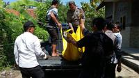 Keluarga takut mendekati penjual donat yang bunuh diri itu karena ia mengacungkan obeng dan membawa gergaji. (Liputan6.com/Panji Prayitno)