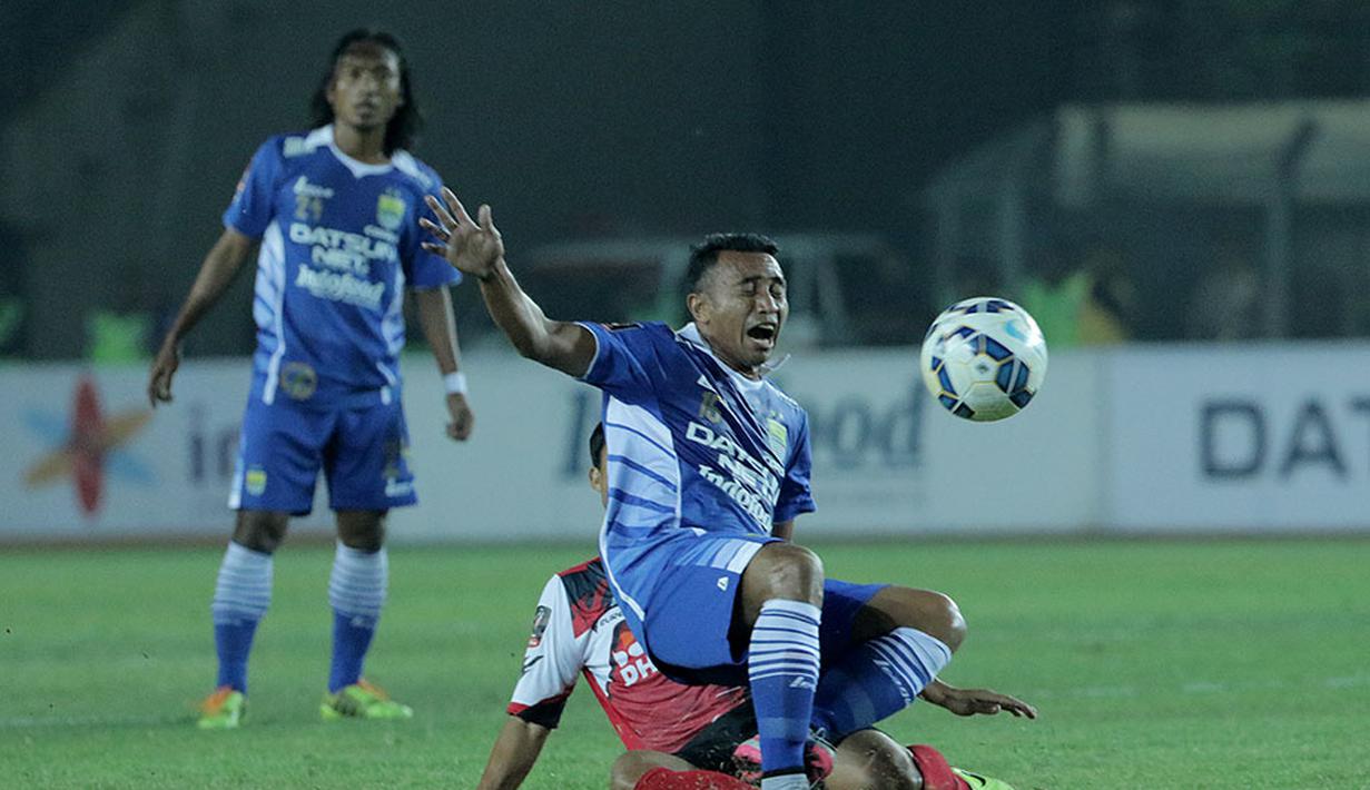 Firman Utina dihentikan gerakannya oleh pemain Persiba Balikpapan dalam turnamen Piala Presiden 2015 di Stadion Si Jalak Harupat, Bandung, Rabu (2/9/2015). (Bola.com/Peksi Cahyo)