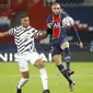 Pemain PSG, Layvin Kurzawa, berebut bola dengan pemain Manchester United, Anthony Martial, pada laga Liga Champions di Stadion Parc des Princes, Rabu (21/20/2020). MU menang dengan skor 2-1. (AP/Michel Euler)