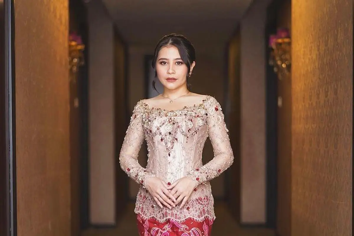 9 Gaya Menawan Prilly Latuconsina Pakai Kebaya di Momen Wisuda, Jadi Lulusan Terbaik