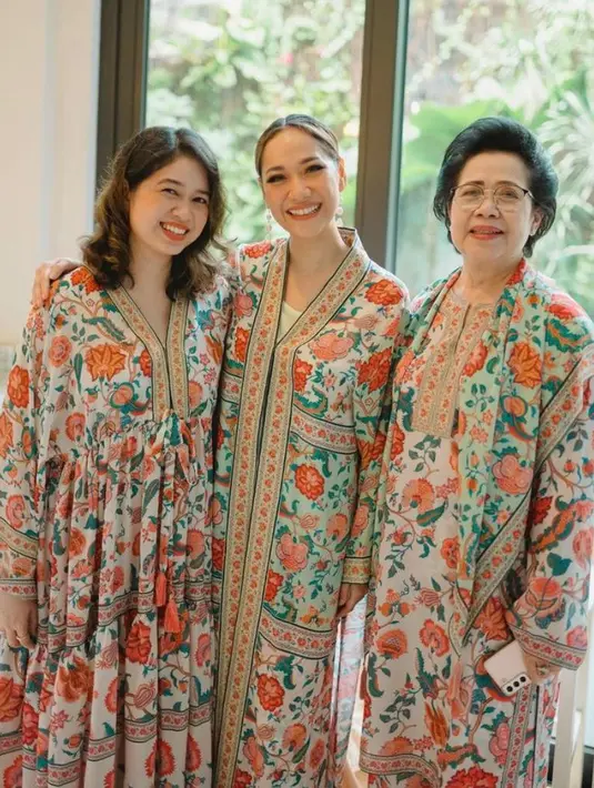 Alih-alih polos, BCL dan keluarga kompak kenakan busana nuansa sage motif floral.  [Foto: IG/bclsinclair].
