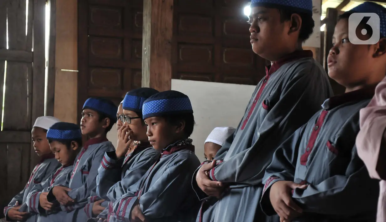 Santri mengikuti salat Zuhur berjemaah di Pondok Pesantren Jamhariyah, Dusun Grogolan, Yogyakarta, Senin (28/3/2022). Selain menjadikan Hafiz Alquran, santri di sini diajarkan pendidikan sekolah formal mulai dari jenjang SD hingga SMA dengan penerapan Program Paket. (merdeka.com/Iqbal S Nugroho)