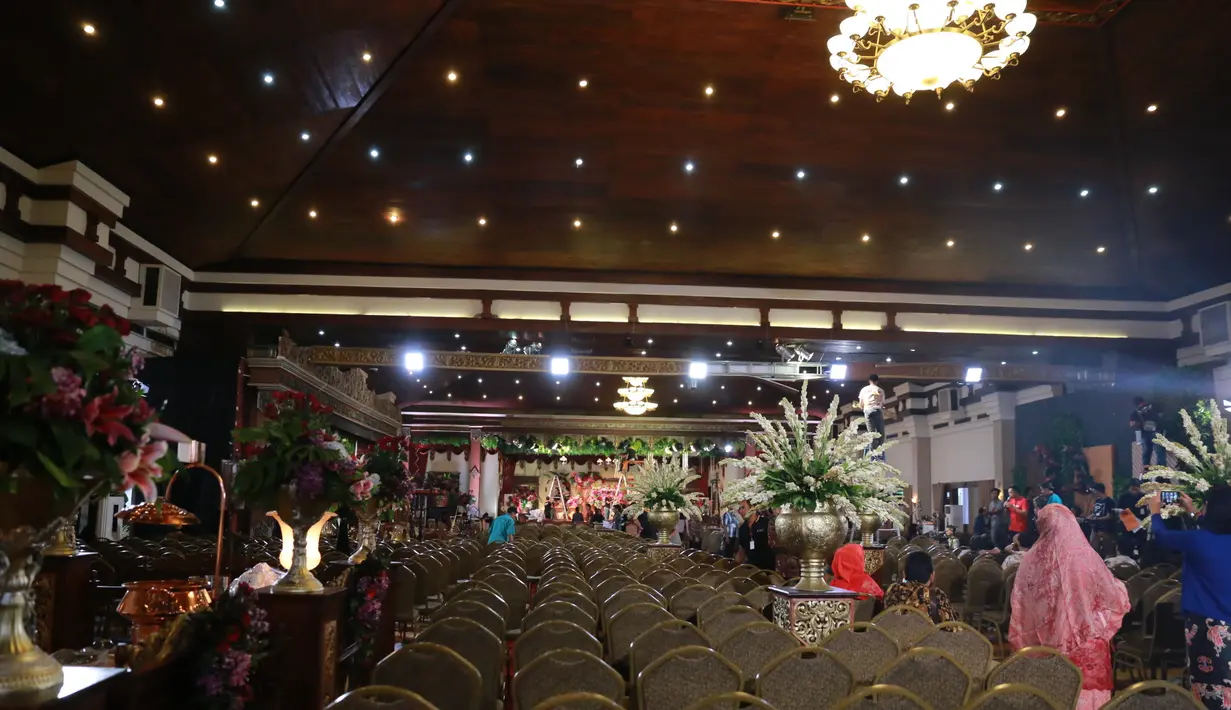 Kursi untuk para tamu undangan berjejer rapi menghadap ke pelaminan. Hiasan bunga menambah suasana Gedung Graha Saba Buana menjadi terlihat makin indah. (Adrian Putra/Bintang.com)