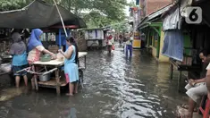 Aktivitas warga di tengah banjir yang masih merendam Kampung Rawa Indah, Jakarta Utara, Senin (24/2/2020). Kampung yang terletak di dua kelurahan, yakni Sukapura dan Pegangsaan Dua tersebut masih terendam banjir hingga sore ini dengan ketinggian air 30-50 cm. (merdeka.com/Iqbal S Nugroho)