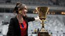 Selebritas Indonesia, Cinta Laura berfoto bersama dengan trofi Piala Dunia Basket atau sering disebut Naismith Trophy setelah peresmian Indonesia Arena pada Senin (07/08/2023) di Senayan, Jakarta. (Bola.com/Bagaskara Lazuardi)