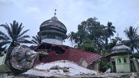 Masjid Raya Nagari Kajai hancur akibat gempa yang terjadi pada Jumat 25 Februari 2022. (Liputan6.com/ Novia Harlina)