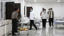 Presiden Joko Widodo meninjau ruang perawatan Rumah Sakit Darurat Penanganan Covid-19 Wisma Atlet Kemayoran, Jakarta, Senin (23/3/2020). Presiden memastikan bahwa rumah sakit darurat ini siap digunakan untuk karantina dan perawatan pasien Covid-19. (Kompas/Heru Sri Kumoro/Pool)