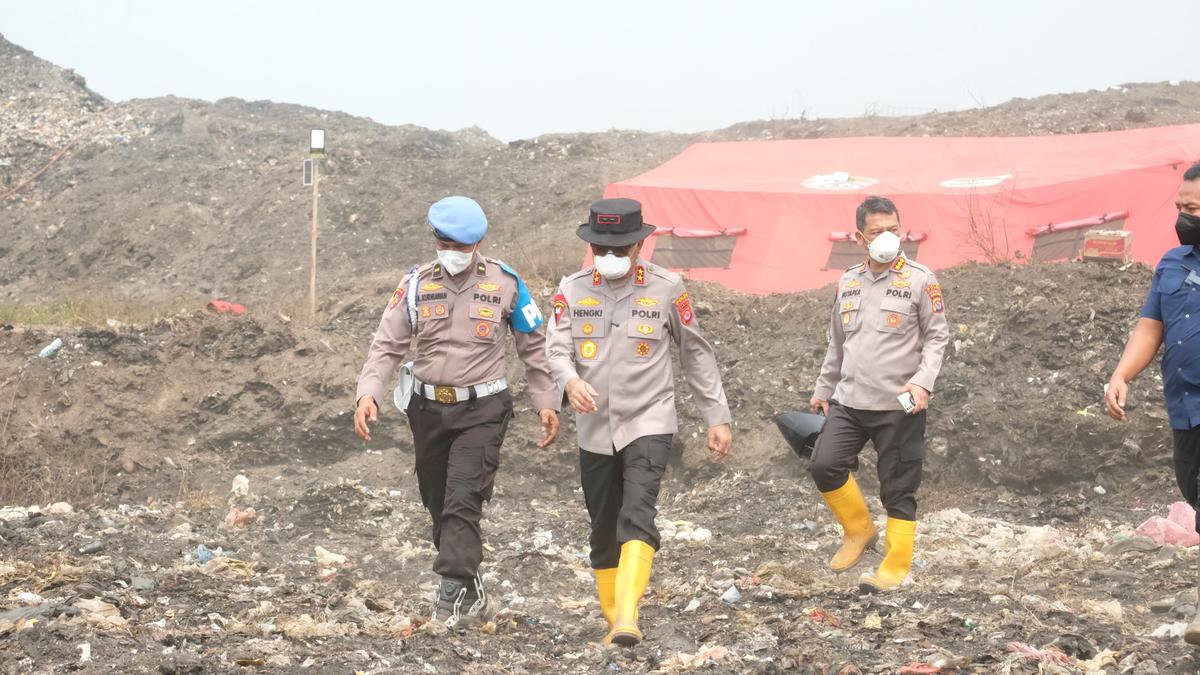 Delapan Titik Api di TPA Jatiwaringin Padam, 334 Warga Terkena ISPA