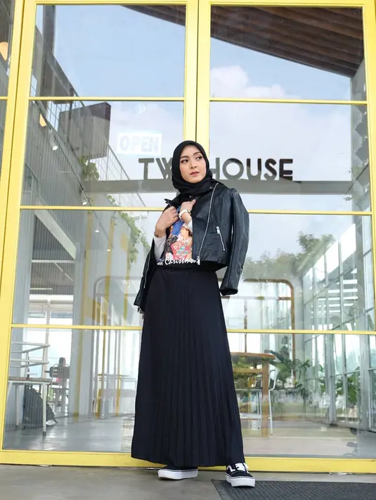 Tak melulu menggunakan outfit berwarna pastel dan cerah, Richa juga tetap cantik dan menawan meski menggunakan baju padu padan berwarna gelap. Seperti jaket kulit dan juga sepatu. (Liputan6.com/IG/@richaiskak)