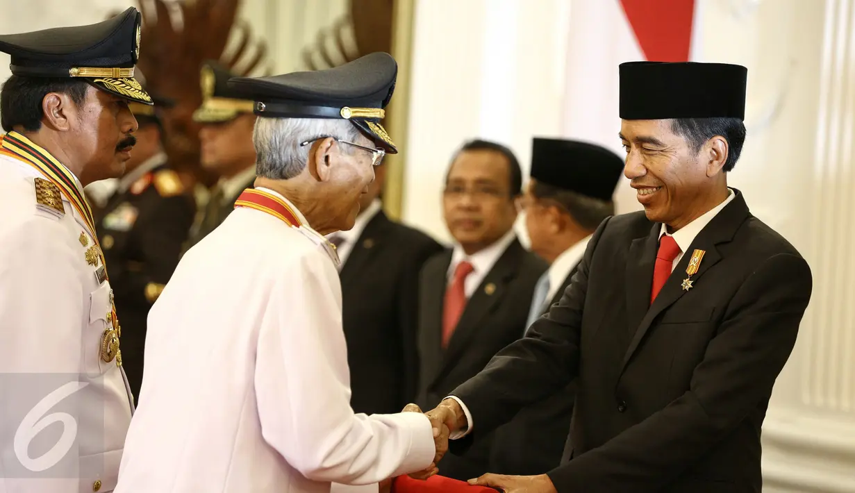 Presiden Joko Widodo (kanan) berjabat tangan dengan pasangan Gubernur di Istana Merdeka, Jakarta, (12/2). Sebanyak 7 gubernur dan wakil gubernur hasil Pilkada serentak 9 Desember 2015 lalu akan dilantik oleh Presiden Jokowi. (Liputan6.com/Faizal Fanani)