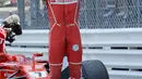 Pembalap Ferrari, Sebastian Vettel melakukan selebrasi setelah finis urutan pertama pada balapan GP Monaco di Sirkuit Monte Carlo, Minggu (28/5). Bagi Ferrari, ini merupakan kemenangan pertama mereka di Monaco sejak 2001. (AP Photo/Claude Paris)