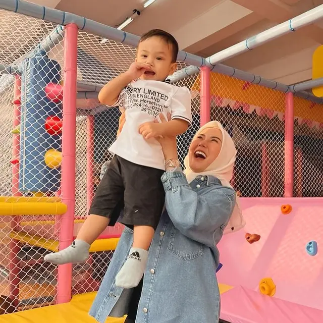 6 Potret Kebersamaan Marissya Icha dan Gala Sky, Sudah Dianggap Anak Sendiri